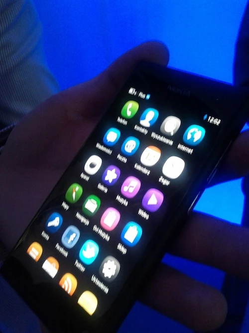 Nokia N9 w reku 