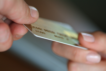 hands_with_credit_card 