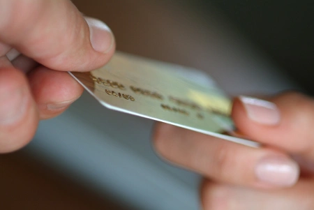 hands_with_credit_card 