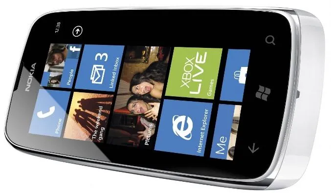 700-nokia-lumia-610-white