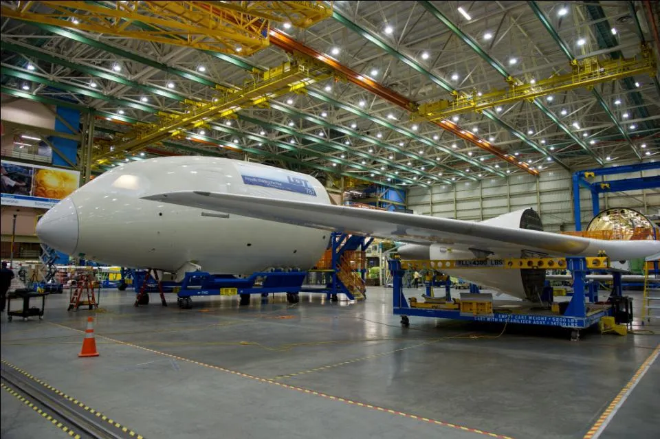 produkcja samolotu hangar