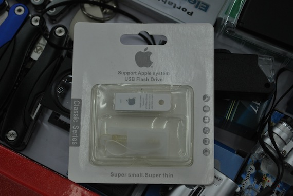 shanghai_apple_usb_drive2