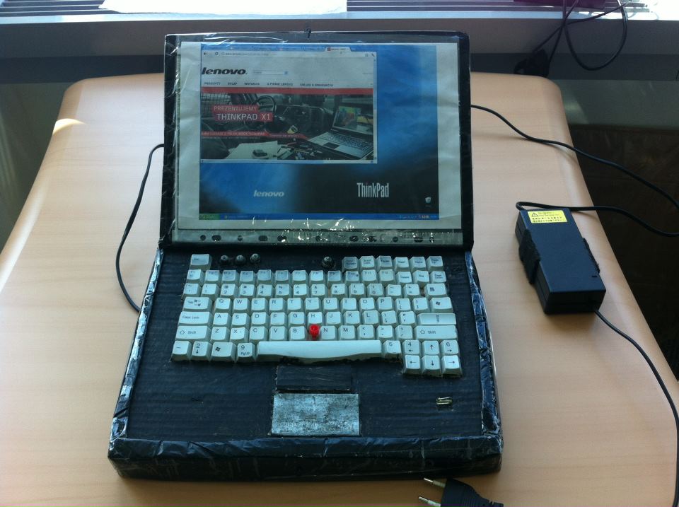 Kartonowy laptop Lenovo