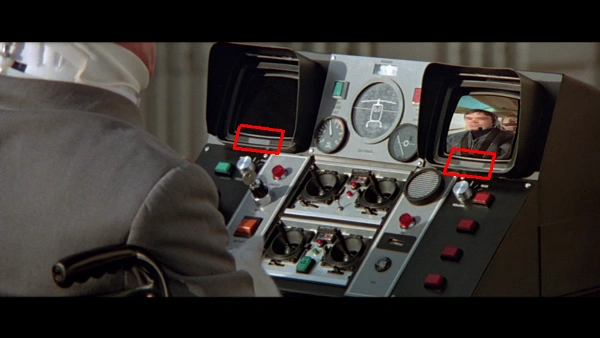 For Your Eyes Only (1981) i zamazane plakietki na obramowaniu monitorów bardzo podobnych do tych z poprzednich części – tu jednak marka nie jest widoczna. 
