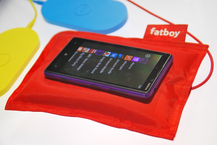 Nokia Lumia 920 na poduszce Fatboy