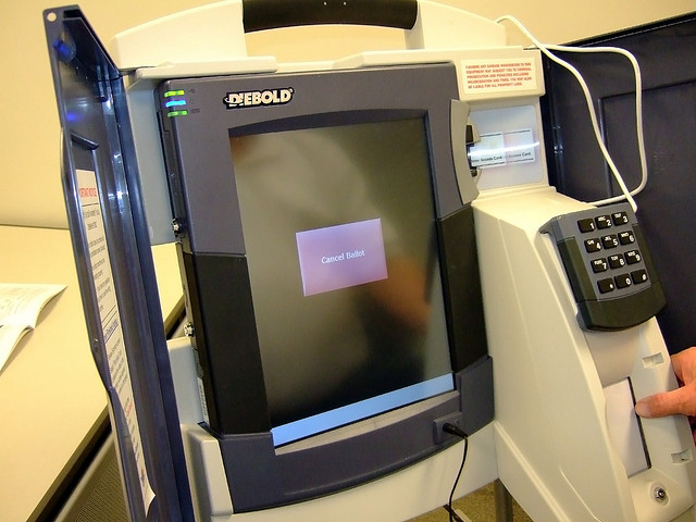 (CC) flickr.com by lowjumpingfrog – maszyna marki Diebold Election Systems