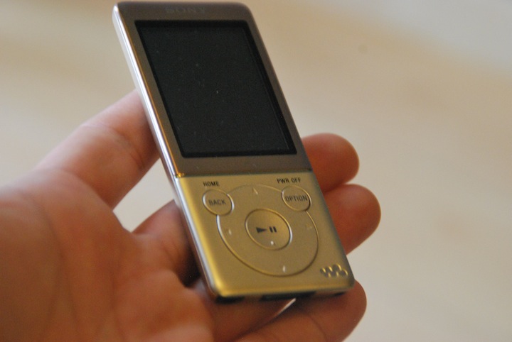 class="wp-image-84745" title="Sony Walkman NWZ-747, 4"