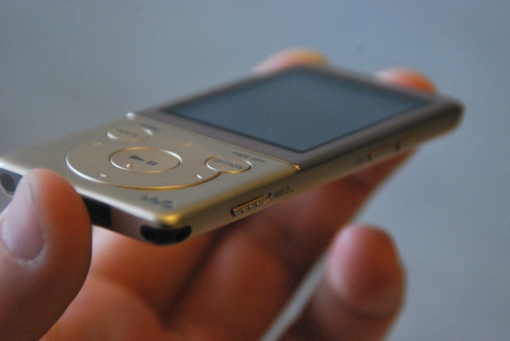 class="wp-image-84746" title="Sony Walkman NWZ-747, 5"