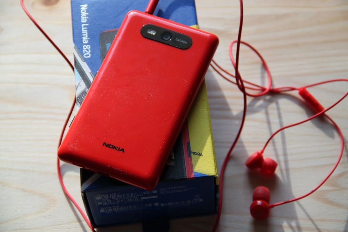https://ocs-pl.oktawave.com/v1/AUTH_2887234e-384a-4873-8bc5-405211db13a2/spidersweb/2013/01/Nokia-Lumia-820-1.jpg