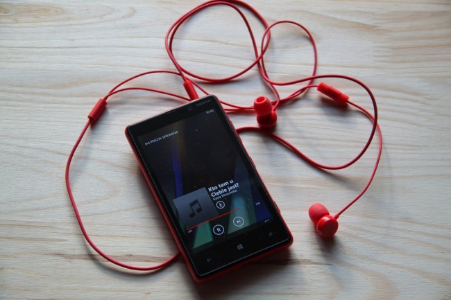 https://ocs-pl.oktawave.com/v1/AUTH_2887234e-384a-4873-8bc5-405211db13a2/spidersweb/2013/01/Nokia-Lumia-820-3-650x433.jpg