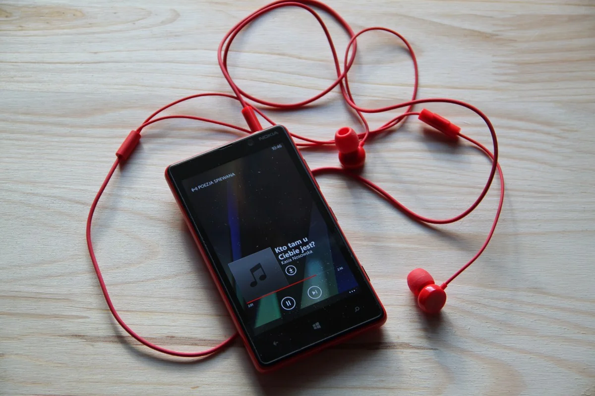https://ocs-pl.oktawave.com/v1/AUTH_2887234e-384a-4873-8bc5-405211db13a2/spidersweb/2013/01/Nokia-Lumia-820-3.jpg