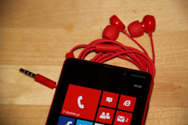 https://ocs-pl.oktawave.com/v1/AUTH_2887234e-384a-4873-8bc5-405211db13a2/spidersweb/2013/01/nokia-lumia-820-4-650x433.jpg