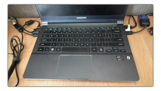 samsung-series-9-porty-klawiatura
