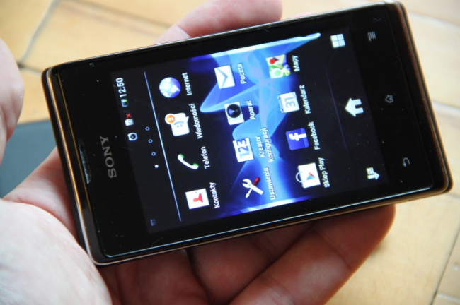 https://ocs-pl.oktawave.com/v1/AUTH_2887234e-384a-4873-8bc5-405211db13a2/spidersweb/2013/06/sony-xperia-e-dual-sim-11-650x432.png