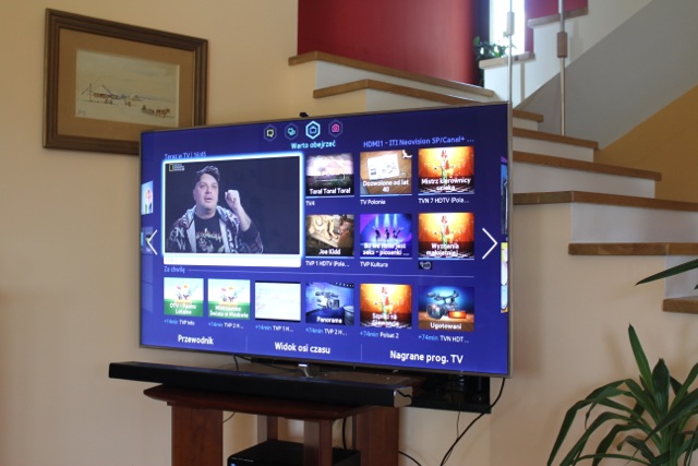 Samsung F7000 Smart TV -01 class="wp-image-138487" 