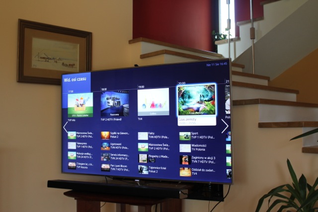 Samsung F7000 Smart TV -02 class="wp-image-138488" 