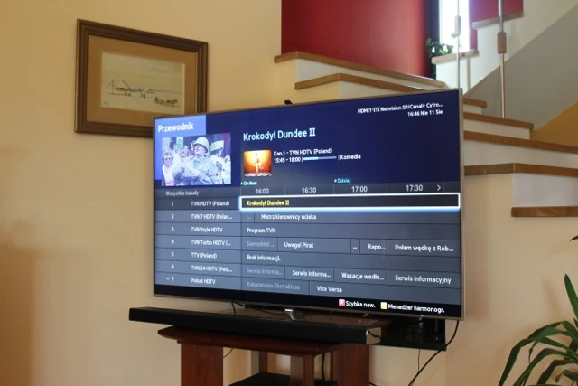 Samsung F7000 Smart TV -03 