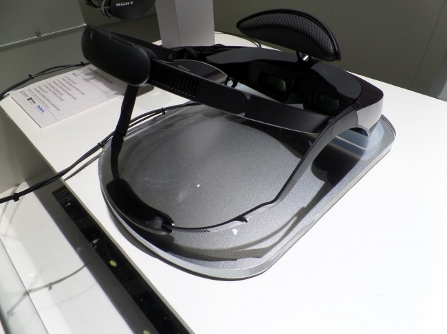 https://ocs-pl.oktawave.com/v1/AUTH_2887234e-384a-4873-8bc5-405211db13a2/spidersweb/2013/09/sony-head-mounted-display-1-650x487.jpg