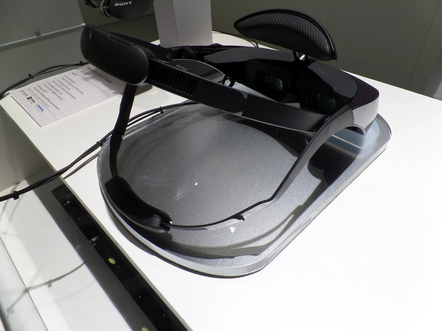https://ocs-pl.oktawave.com/v1/AUTH_2887234e-384a-4873-8bc5-405211db13a2/spidersweb/2013/09/sony-head-mounted-display-1.jpg