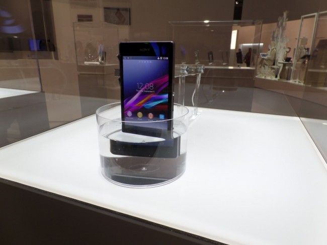 https://ocs-pl.oktawave.com/v1/AUTH_2887234e-384a-4873-8bc5-405211db13a2/spidersweb/2013/09/xperia-z1-111-650x487.jpg