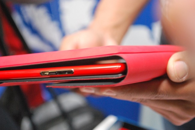 https://ocs-pl.oktawave.com/v1/AUTH_2887234e-384a-4873-8bc5-405211db13a2/spidersweb/2013/10/Nokia-Lumia-2520-klawiatura-3-650x434.jpg
