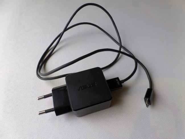 https://ocs-pl.oktawave.com/v1/AUTH_2887234e-384a-4873-8bc5-405211db13a2/spidersweb/2013/10/asus-vivotab-smart-1-650x487.jpg