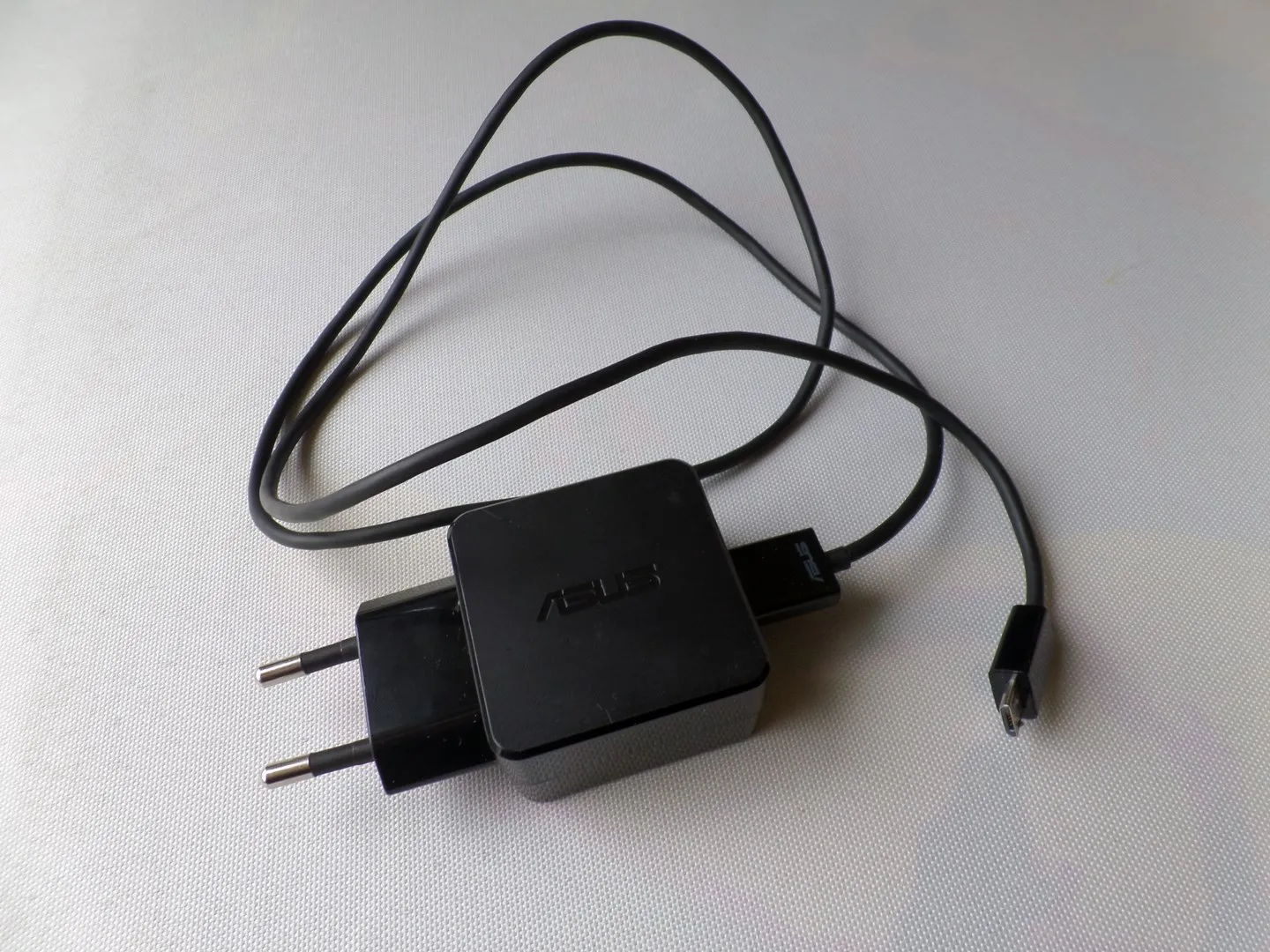 https://ocs-pl.oktawave.com/v1/AUTH_2887234e-384a-4873-8bc5-405211db13a2/spidersweb/2013/10/asus-vivotab-smart-1.jpg