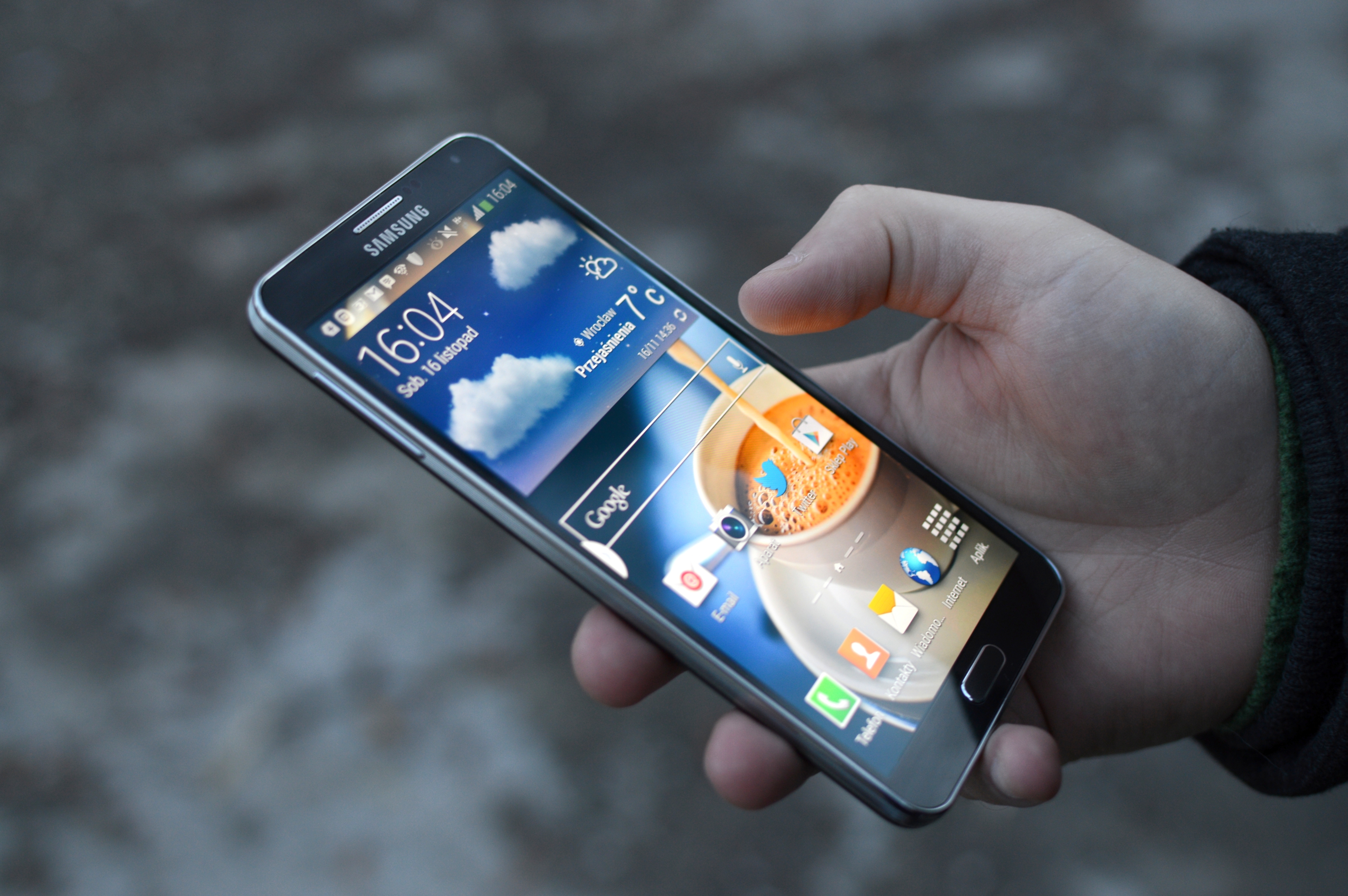 Galaxy Note 3 w rece class="wp-image-152792" 