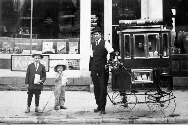 Uliczny sprzedawca popcornu z 1912 roku  Image by Kirn Vintage Stock/Corbis. class="wp-image-156150" 