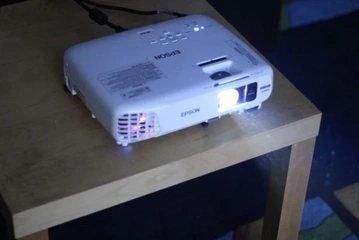 Epson EB-W18 i jego bracia. Sprawdzamy biznesowe projektory w przystępnej cenie – recenzja Spider’s Web