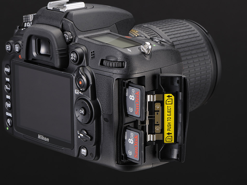 nikon-d7000-2-karty-sd class="wp-image-162283" 