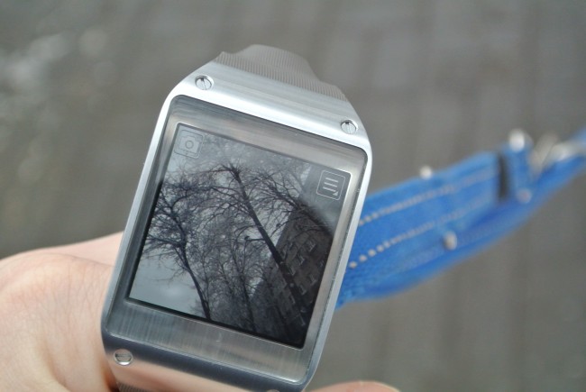 https://ocs-pl.oktawave.com/v1/AUTH_2887234e-384a-4873-8bc5-405211db13a2/spidersweb/2014/01/samsung-galaxy-gear-foto-2-650x435.jpg