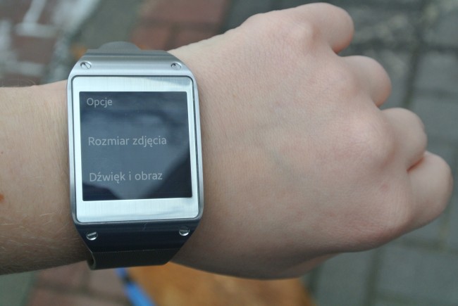 https://ocs-pl.oktawave.com/v1/AUTH_2887234e-384a-4873-8bc5-405211db13a2/spidersweb/2014/01/samsung-galaxy-gear-ustawienia-zdjec-650x435.jpg
