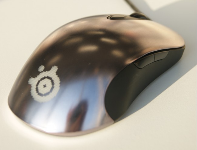 https://ocs-pl.oktawave.com/v1/AUTH_2887234e-384a-4873-8bc5-405211db13a2/spidersweb/2014/02/steelseries-sensei-1-e1461108255871-650x497.jpg