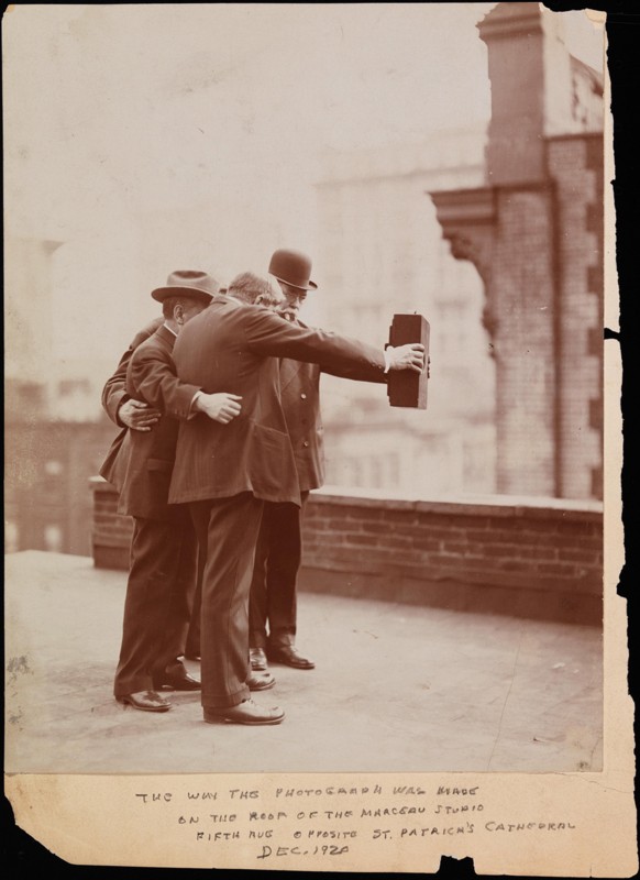 Wykonywanie selfie w 1920 roku, dało się, ale wygodne to nie było (MUSEUM OF THE CITY OF NEW YORK): class="wp-image-176075" 