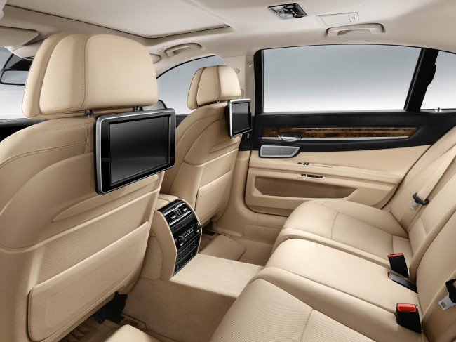 BMW-7-Series-Wallpaper-22-1600x1200 class="wp-image-183455" 