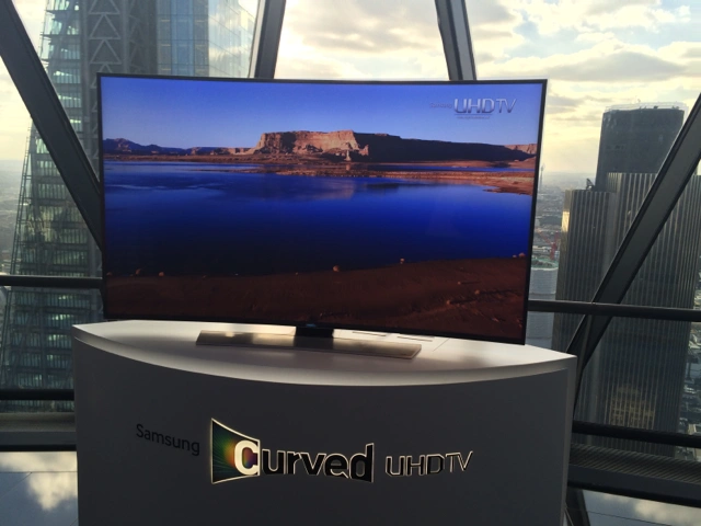 Samsung_Curved_TV_wygiete_telewizory_premiera_04