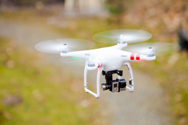 dron z aparatem