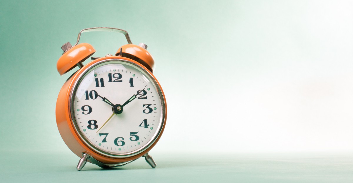 retro clock on int background class="wp-image-192819" 