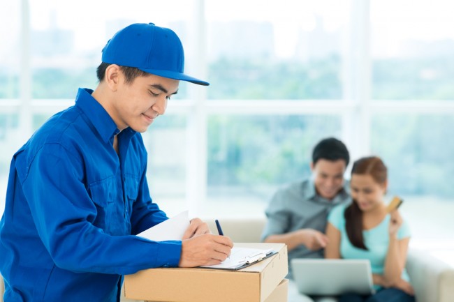 Zdjęcie Conceptual image of a couple making an online order and a delivery guy providing the service pochodzi z serwisu Shutterstock 