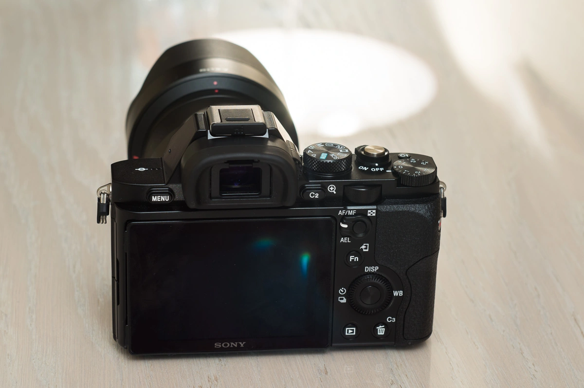 https://ocs-pl.oktawave.com/v1/AUTH_2887234e-384a-4873-8bc5-405211db13a2/spidersweb/2014/07/Sony-A7s-iso-2-of-8.jpg
