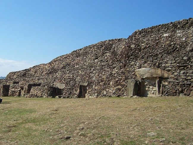 800px-Barnenez_front2