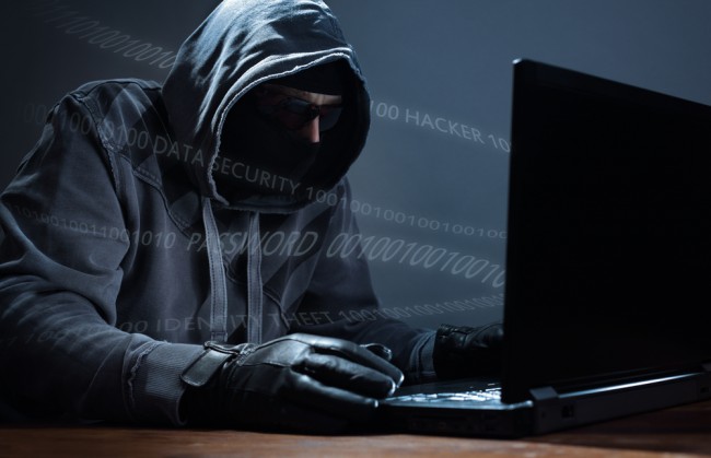 haker-wlamanie-laptop-zlodziej