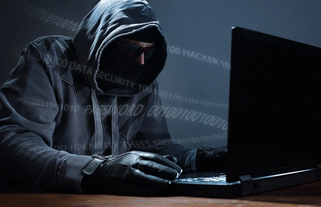 haker-wlamanie-laptop-zlodziej