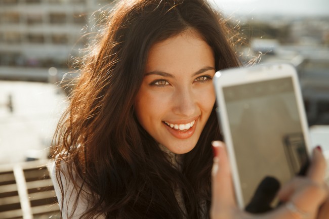 selfie-foto-dziewczyna-smartfon