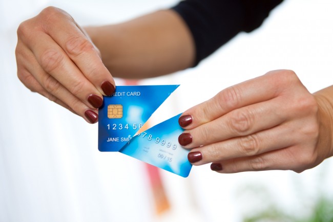 Złamana karta płatnicza Broken credit card class="wp-image-226322" 