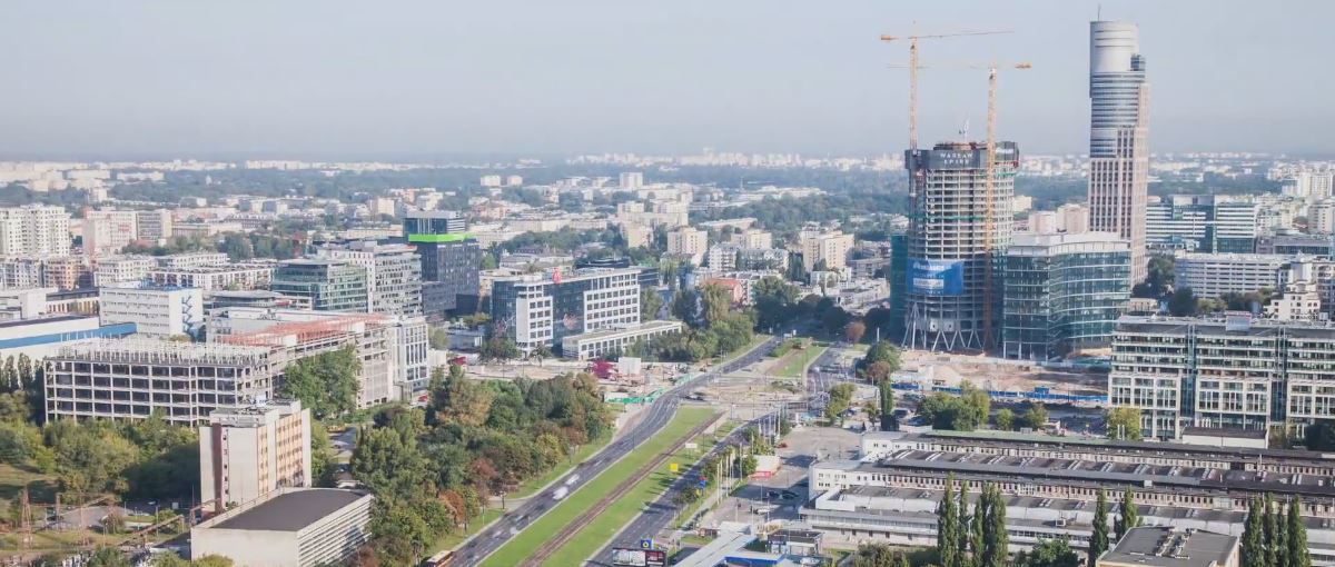 Krótka piłka: Rewelacyjny timelapse pokazuje jak tętni życie w Warszawie