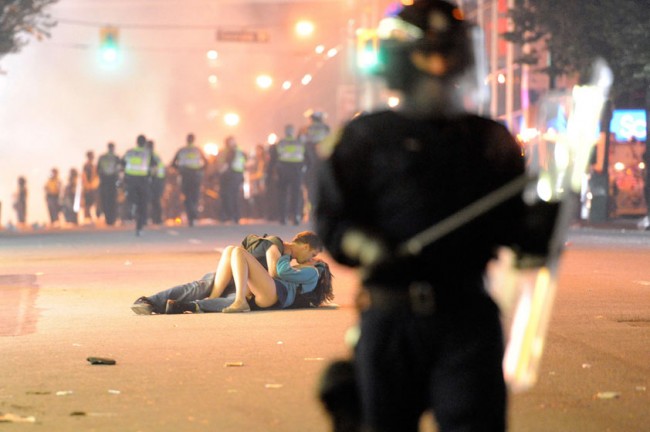 Vancouver-riot-kiss-coupl-001