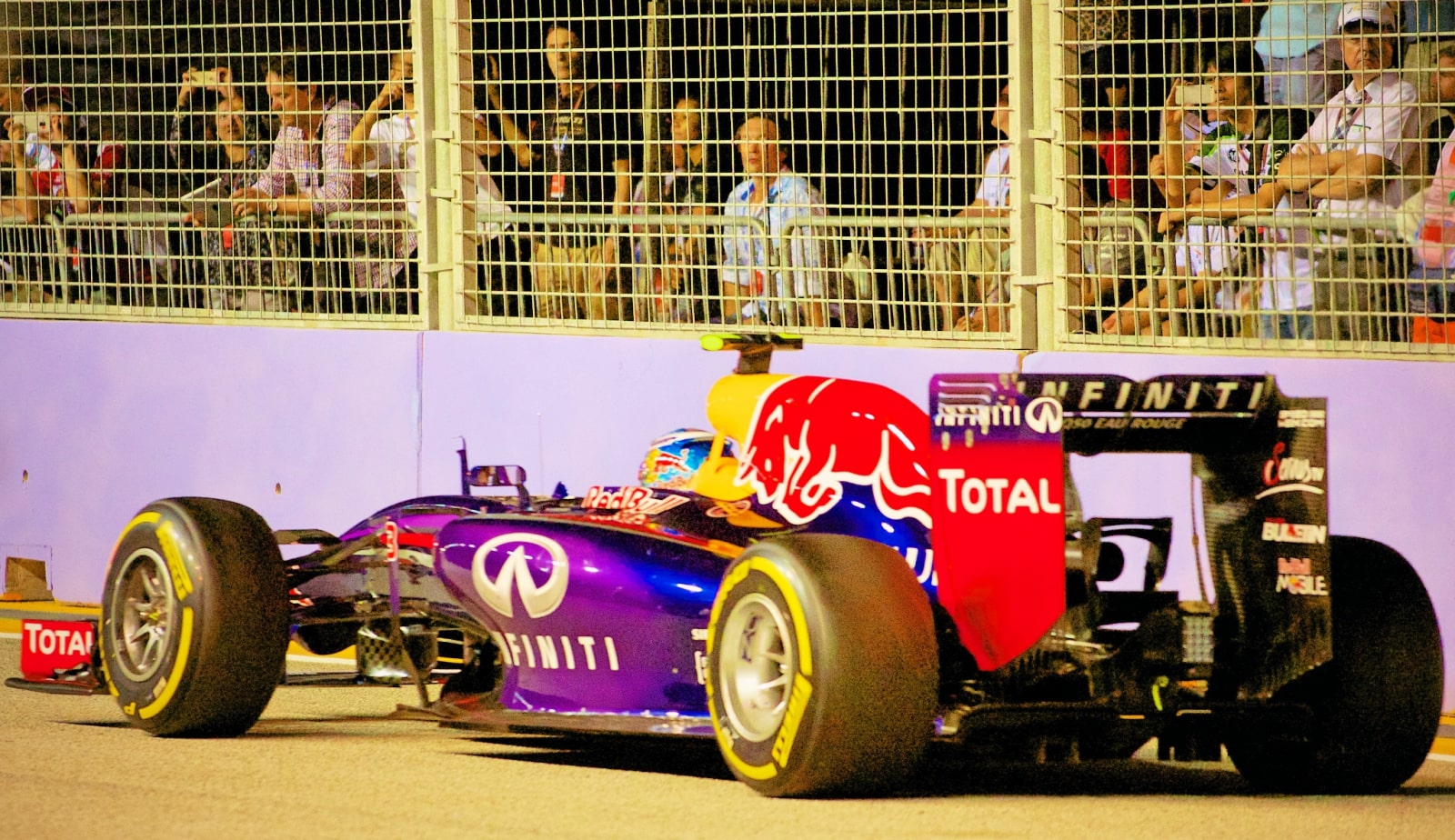 Nocne Grand Prix F1 w Singapurze – futurystyczne i drapieżne