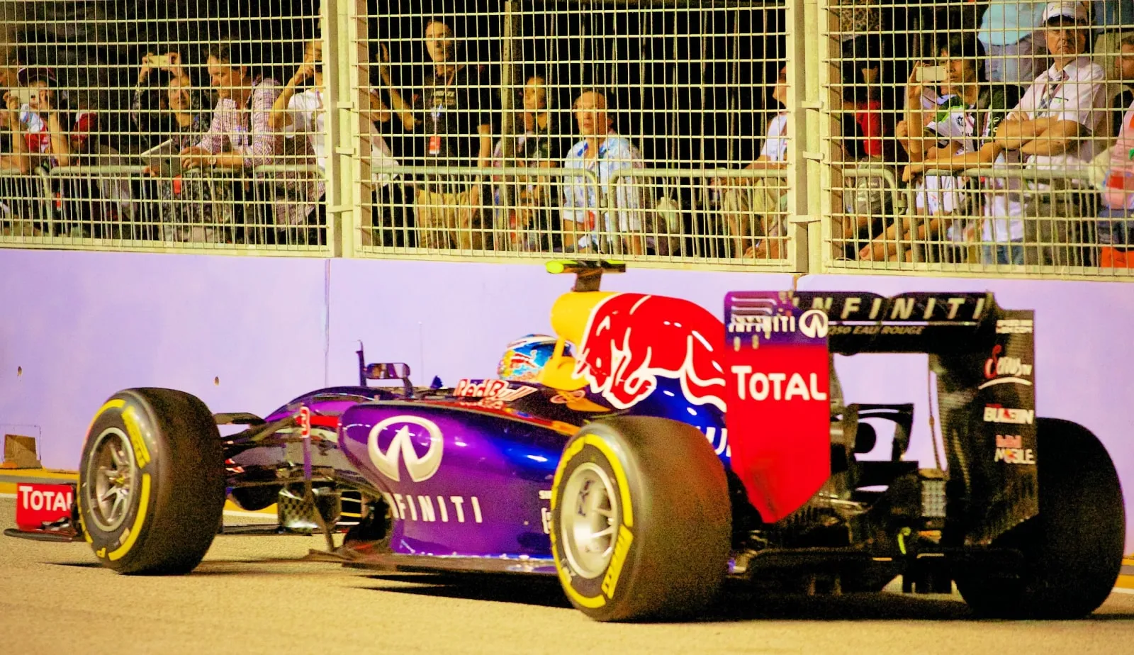 Nocne Grand Prix F1 w Singapurze &#8211; futurystyczne i drapieżne